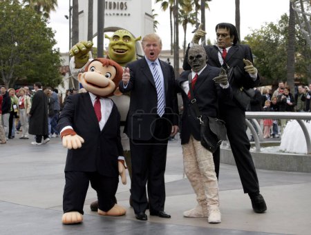Foto de Donald Trump en la sexta temporada de búsqueda de llamadas de casting para The Apprentice celebrada en Universal Studios Hollywood, California el 10 de marzo de 2006. - Imagen libre de derechos