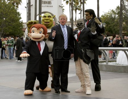 Téléchargez les photos : Donald Trump lors de la sixième saison de casting appel à la recherche de The Apprentice tenue dans les studios Universal Hollywood, Californie le 10 Mars 2006. - en image libre de droit