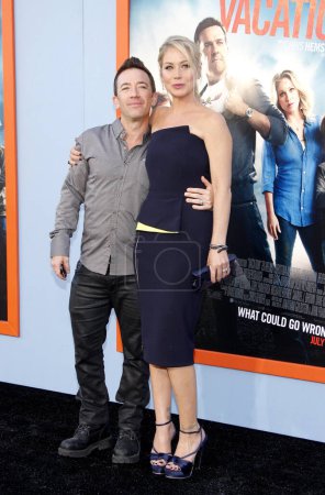 Foto de Christina Applegate y David Faustino en el estreno en Los Ángeles de 'Vacaciones' celebrado en el Regency Village Theatre en Westwood, EE.UU. el 27 de julio de 2015. - Imagen libre de derechos