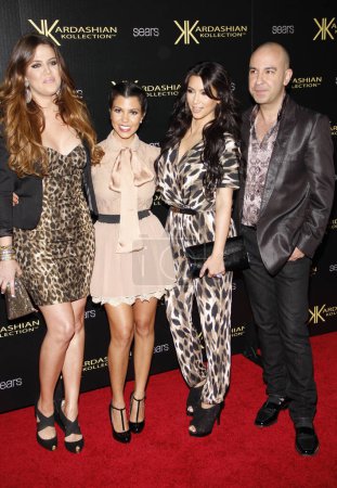 Foto de Khloe Kardashian, Kourtney Kardashian, Kim Kardashian y Bruno Schiavi en el Kardashian Kollection Launch Party celebrado en la Colonia en Hollywood, EE.UU. el 17 de agosto de 2011. - Imagen libre de derechos