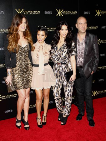Téléchargez les photos : Khloe Kardashian, Kourtney Kardashian, Kim Kardashian et Bruno Schiavi à la Kardashian Kollection Launch Party qui s'est tenue à la Colonie à Hollywood, USA le 17 août 2011. - en image libre de droit