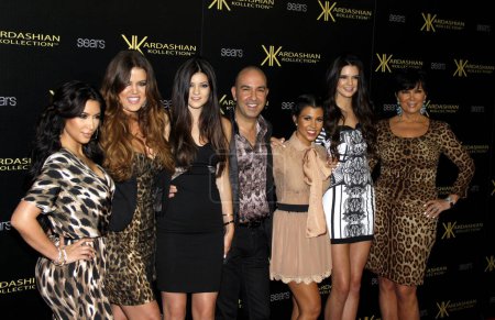 Foto de Khloe Kardashian, Kylie Jenner, Kris Jenner, Kourtney Kardashian, Kim Kardashian y Kendall Jenner en el Kardashian Kollection Launch Party celebrado en la Colonia en Hollywood, EE.UU. el 17 de agosto de 2011. - Imagen libre de derechos