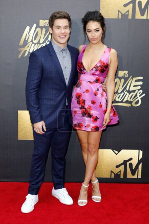 Téléchargez les photos : Adam DeVine et Chloe Bridges aux MTV Movie Awards 2016 qui se sont tenus aux Warner Bros. Studios à Burbank, USA le 9 avril 2016. - en image libre de droit