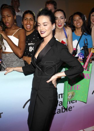 Foto de Katy Perry en el estreno de 'Katy Perry: The Prismatic World Tour' celebrado en el Ace Hotel Theater en Los Ángeles, EE.UU. el 26 de marzo de 2015. - Imagen libre de derechos