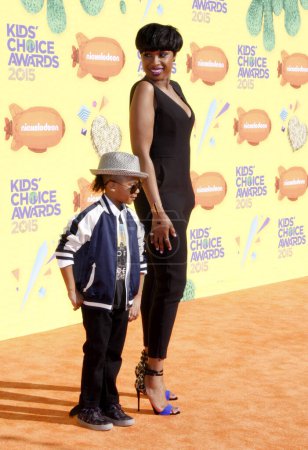 Téléchargez les photos : Jennifer Hudson et David Daniel Otunga Jr. aux Nickelodeon's Kids 'Choice Awards 2015 qui ont eu lieu lors du Forum à Inglewood, États-Unis le 28 mars 2015. - en image libre de droit