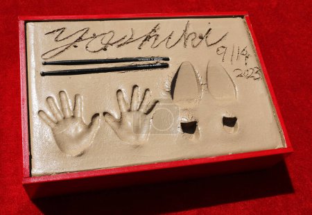 Téléchargez les photos : Yoshiki à la main Yoshiki et empreinte dans la cérémonie du ciment tenue au TCL Chinese Theatre à Hollywood, États-Unis le 14 septembre 2023. - en image libre de droit