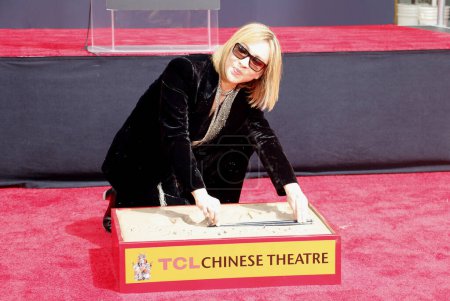 Téléchargez les photos : Le musicien japonais Yoshiki participe à une cérémonie d'immortalisation de sa main et de son empreinte dans le parvis du Théâtre chinois TCL à Hollywood, États-Unis, le 14 septembre 2023. - en image libre de droit