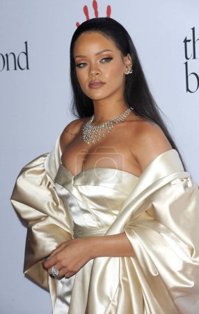 Foto de Rihanna en el segundo baile anual de diamantes celebrado en el Barker Hanger en Santa Mónica, EE.UU. el 10 de diciembre de 2015. - Imagen libre de derechos