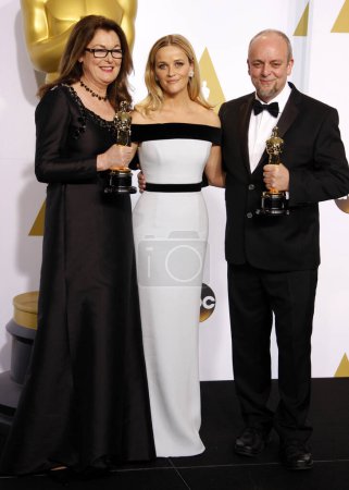 Foto de Reese Witherspoon, Frances Hannon y Mark Coulier en los 87º Premios Anuales de la Academia - Sala de Prensa celebrada en el Loews Hollywood Hotel en Los Ángeles el domingo 22 de febrero de 2015. - Imagen libre de derechos