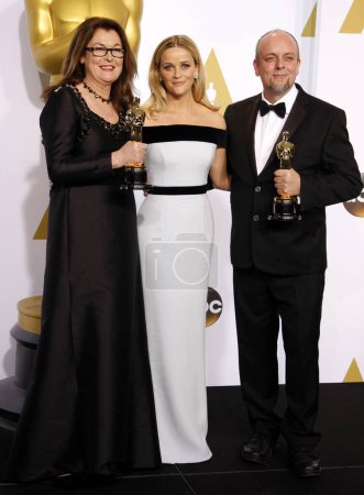 Téléchargez les photos : Reese Witherspoon, Frances Hannon et Mark Coulier à la 87e cérémonie annuelle des Academy Awards - Salle de presse tenue à l'hôtel Loews Hollywood à Los Angeles le dimanche 22 février 2015. - en image libre de droit