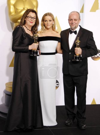 Téléchargez les photos : Reese Witherspoon, Frances Hannon et Mark Coulier à la 87e cérémonie annuelle des Academy Awards - Salle de presse tenue à l'hôtel Loews Hollywood à Los Angeles le dimanche 22 février 2015. - en image libre de droit