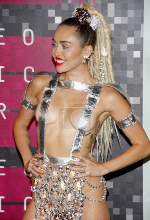 Téléchargez les photos : Miley Cyrus aux MTV Video Music Awards 2015 au Microsoft Theatre de Los Angeles, Californie. 30 août 2015. - en image libre de droit