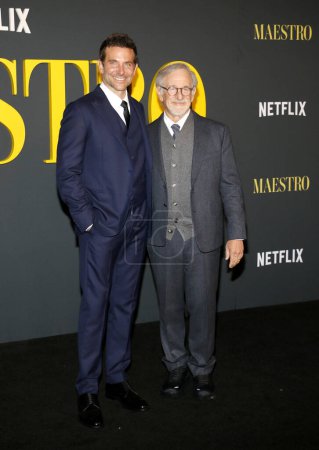 Foto de Bradley Cooper y Steven Spielberg en la Foto Llamada del 'Maestro' de Netflix celebrada en el Museo de la Academia en Los Ángeles, EE.UU. el 12 de diciembre de 2023. - Imagen libre de derechos