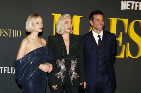 Foto de Carey Mulligan, Lady Gaga y Bradley Cooper en la Foto Llamada del 'Maestro' de Netflix celebrada en el Museo de la Academia en Los Ángeles, EE.UU. el 12 de diciembre de 2023. - Imagen libre de derechos