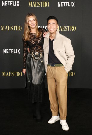 Foto de Olivia Janisch y David Ma en la Foto Llamada del 'Maestro' de Netflix celebrada en el Museo de la Academia en Los Ángeles, EE.UU. el 12 de diciembre de 2023. - Imagen libre de derechos