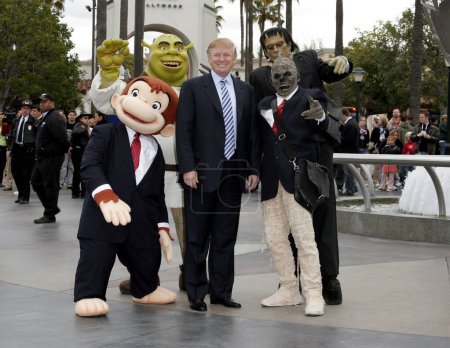Téléchargez les photos : Donald Trump lance la sixième saison de recherche de casting pour The Apprentice dans les studios Universal Hollywood, États-Unis le 10 mars 2006. - en image libre de droit