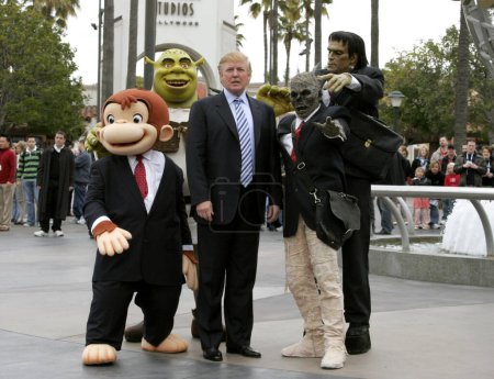 Foto de Donald Trump inicia la búsqueda de llamadas de casting de la sexta temporada para The Apprentice celebrada en Universal Studios Hollywood, EE.UU. el 10 de marzo de 2006. - Imagen libre de derechos