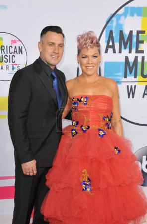 Foto de Pink y Carey Hart en los American Music Awards 2017 celebrados en el Microsoft Theater en Los Ángeles, EE.UU. el 19 de noviembre de 2017
. - Imagen libre de derechos