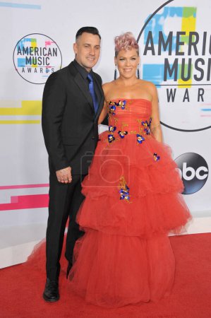 Foto de Pink y Carey Hart en los American Music Awards 2017 celebrados en el Microsoft Theater en Los Ángeles, EE.UU. el 19 de noviembre de 2017
. - Imagen libre de derechos