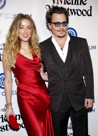 Foto de Amber Heard y Johnny Depp en la Novena Gala Anual del Cielo de Elysium celebrada en el 3LABS en Culver City, EE.UU. el 9 de enero de 2016. - Imagen libre de derechos