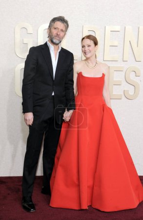 Téléchargez les photos : Julianne Moore et Bart Freundlich lors de la 81e cérémonie annuelle des Golden Globe Awards au Beverly Hilton Hotel à Beverly Hills, États-Unis, le 7 janvier 2024. - en image libre de droit