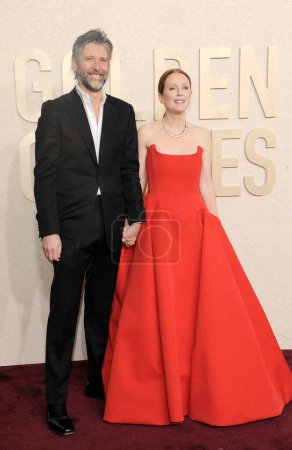 Foto de Julianne Moore y Bart Freundlich en los 81st Annual Golden Globe Awards celebrados en el Beverly Hilton Hotel en Beverly Hills, EE.UU. el 7 de enero de 2024. - Imagen libre de derechos