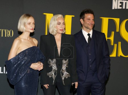 Foto de Carey Mulligan, Lady Gaga y Bradley Cooper en la Foto Llamada del 'Maestro' de Netflix celebrada en el Museo de la Academia en Los Ángeles, EE.UU. el 12 de diciembre de 2023. - Imagen libre de derechos