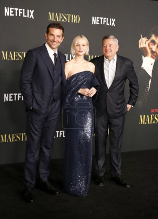 Foto de Bradley Cooper, Carey Mulligan y Ted Sarandos en la Foto Llamada del 'Maestro' de Netflix celebrada en el Museo de la Academia en Los Ángeles, EE.UU. el 12 de diciembre de 2023. - Imagen libre de derechos
