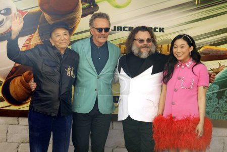 Foto de James Hong, Bryan Cranston, Jack Black y Awkwafina en el estreno mundial de 'Kung Fu Panda 4' celebrado en el Grove en Los Ángeles, EE.UU. el 3 de marzo de 2024. - Imagen libre de derechos