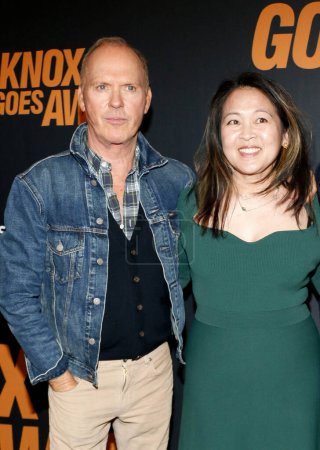 Téléchargez les photos : Michael Keaton et Suzy Nakamura à la première de 'Knox Goes Away' à Los Angeles le 14 mars 2024. - en image libre de droit