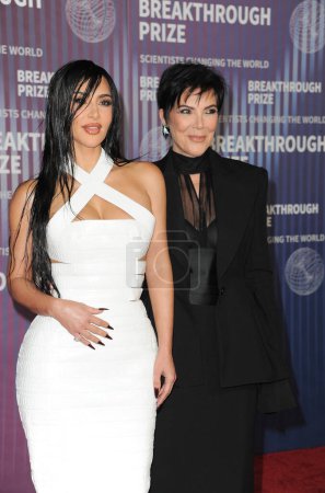 Foto de Kris Jenner y Kim Kardashian en la 10ª Ceremonia Anual del Premio Breakthrough celebrada en el Academy Museum of Motion Pictures en Los Ángeles, Estados Unidos el 13 de abril de 2024. - Imagen libre de derechos