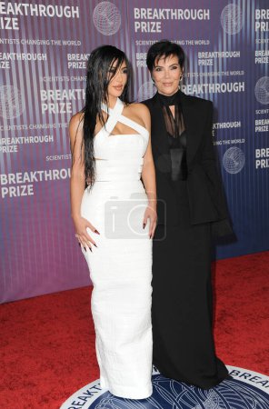 Foto de Kris Jenner y Kim Kardashian en la 10ª Ceremonia Anual del Premio Breakthrough celebrada en el Academy Museum of Motion Pictures en Los Ángeles, Estados Unidos el 13 de abril de 2024. - Imagen libre de derechos