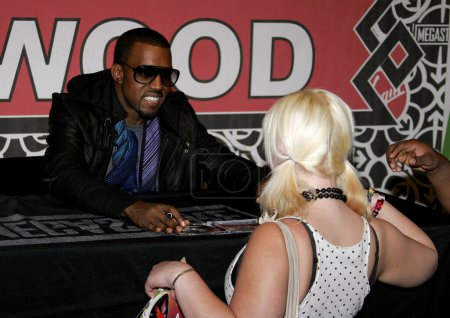 Foto de Kanye West evento de fans y en la tienda de la firma de su nuevo álbum de liberación 'Graduación' celebrada en la Virgen Megastore en Hollywood, EE.UU. el 13 de septiembre de 2007. - Imagen libre de derechos