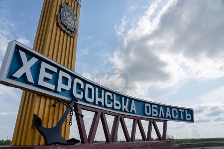 Señal de tráfico estilizada con nombre, escudo de armas y ancla, en la entrada de la región de Ucrania, traducción: "Región de Kherson"
