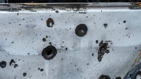 Foto de Agujeros de bala y metralla en el casco de transporte civil después del mayor ataque con cohetes en Kiev, el concepto de la guerra de Rusia contra Ucrania, fondo y textura - Imagen libre de derechos