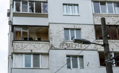 Téléchargez les photos : Fenêtres du bâtiment résidentiel endommagées par l'explosion après la plus grande attaque à la roquette sur Kiev, concept russe de guerre contre l'Ukraine, génocide du peuple ukrainien - en image libre de droit