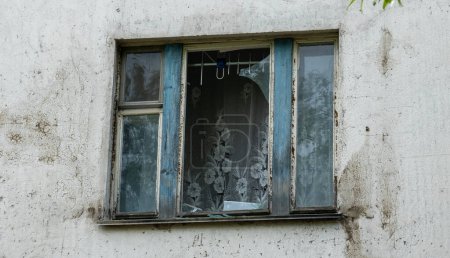 Foto de El vidrio roto en la ventana de apertura de un edificio de apartamentos por una explosión del mayor ataque con cohetes en Kiev, el concepto de la guerra de Rusia contra Ucrania, el genocidio del pueblo ucraniano - Imagen libre de derechos