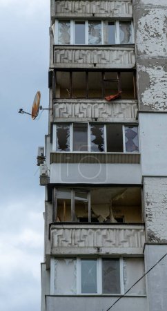 Téléchargez les photos : Fenêtres du bâtiment résidentiel endommagées par l'explosion après la plus grande attaque à la roquette sur Kiev, concept russe de guerre contre l'Ukraine, génocide du peuple ukrainien - en image libre de droit