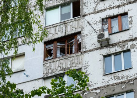 Foto de Ventanas del edificio residencial dañadas por la onda expansiva después del mayor ataque con cohetes contra Kiev, el concepto ruso de guerra contra Ucrania, genocidio del pueblo ucraniano - Imagen libre de derechos