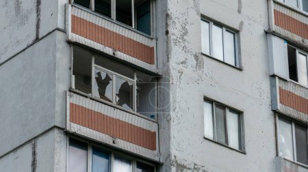 Foto de Ventanas del edificio residencial dañadas por la onda expansiva después del mayor ataque con cohetes contra Kiev, el concepto ruso de guerra contra Ucrania, genocidio del pueblo ucraniano - Imagen libre de derechos