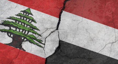 Téléchargez les photos : Drapeaux du Liban et du Yémen, texture de mur en béton avec fissures, fond gris, concept de conflit militaire - en image libre de droit