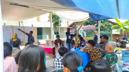 Foto de Bandung, Java Occidental, Indonesia - 14 de febrero de 2024: Proceso de votación en el Día Nacional de Elecciones de Indonesia. Para la elección del presidente y los miembros del parlamento legislativo - Imagen libre de derechos