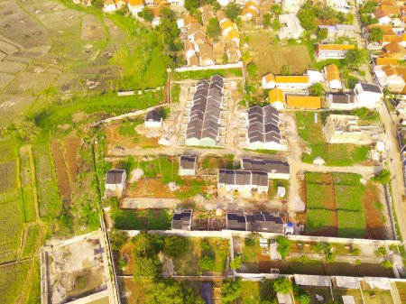 Foto de Vista superior Pequeña Vivienda. Fotografía aérea. Panorama aéreo sobre pequeño complejo de viviendas aisladas. Disparo desde un avión no tripulado de 200 metros de altura. Cikancung, Indonesia - Imagen libre de derechos