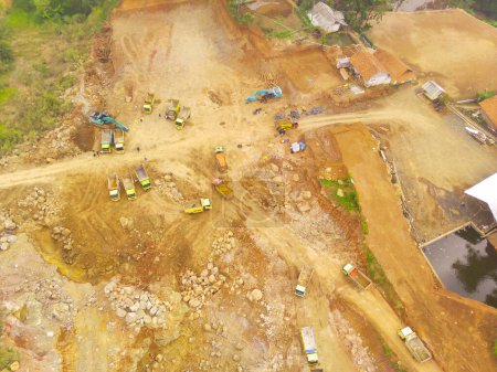 Vista aérea de un grupo de camiones en una zona minera en la ciudad de Cikancung, provincia de Java Occidental, Indonesia. Vista panorámica de camiones esperando en fila. Disparo desde un avión no tripulado de 200 metros de altura.