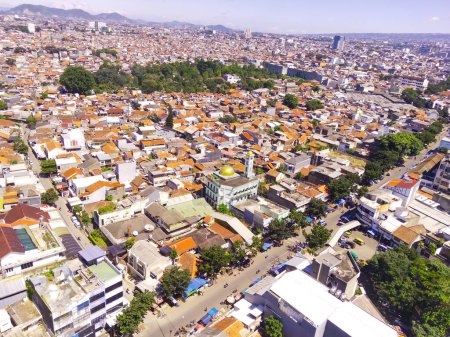Stadtbild eines überbevölkerten Wohnviertels in der Stadt Bandung. Blick auf die dichte Wohnlandschaft in Downton. Luftaufnahmen. Soziale Fragen. Schuss von einer fliegenden Drohne