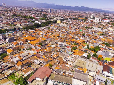 Aerial Landscape of an overpopulated residential district of Bandung city (en inglés). Vista del denso paisaje residencial de Downton. Fotografía aérea. Asuntos Sociales. Disparo de un avión no tripulado volador