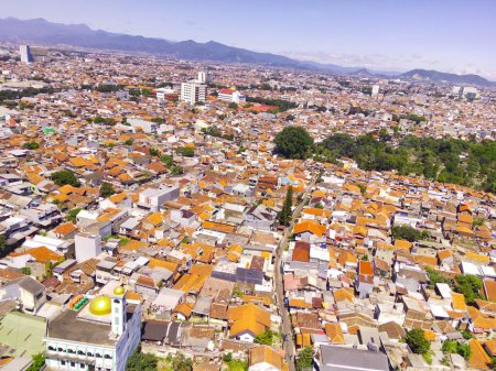 Aerial Landscape of an overpopulated residential district of Bandung city (en inglés). Vista del denso paisaje residencial de Downton. Fotografía aérea. Asuntos Sociales. Disparo de un avión no tripulado volador