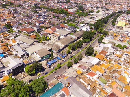 Stadtbild der Hauptstraßen zwischen dichten Wohngebieten in Bandung. Blick auf die dichten Wohn- und Autobahnen in Downton. Soziale Fragen. Drohnenfotografie. Schuss von einer Drohne, die 100 Meter weit flog 