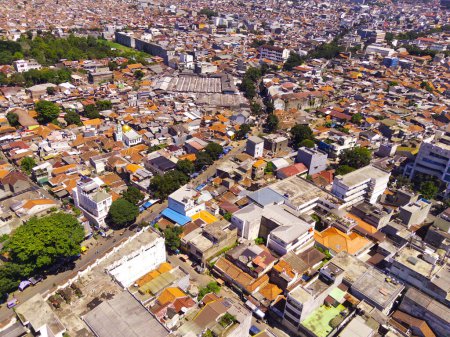 Paisaje urbano de las principales carreteras entre densas zonas residenciales de la ciudad de Bandung. Vista de la densa residencial y autopistas en Downton. Asuntos Sociales. Fotografía de drones. Disparo de un dron volando 100 metros 