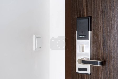 Foto de Sistema de cerradura de llave de puerta de tarjeta inteligente en la puerta de la habitación de hotel, cerradura sin llave y sin contacto, tecnología inalámbrica - Imagen libre de derechos